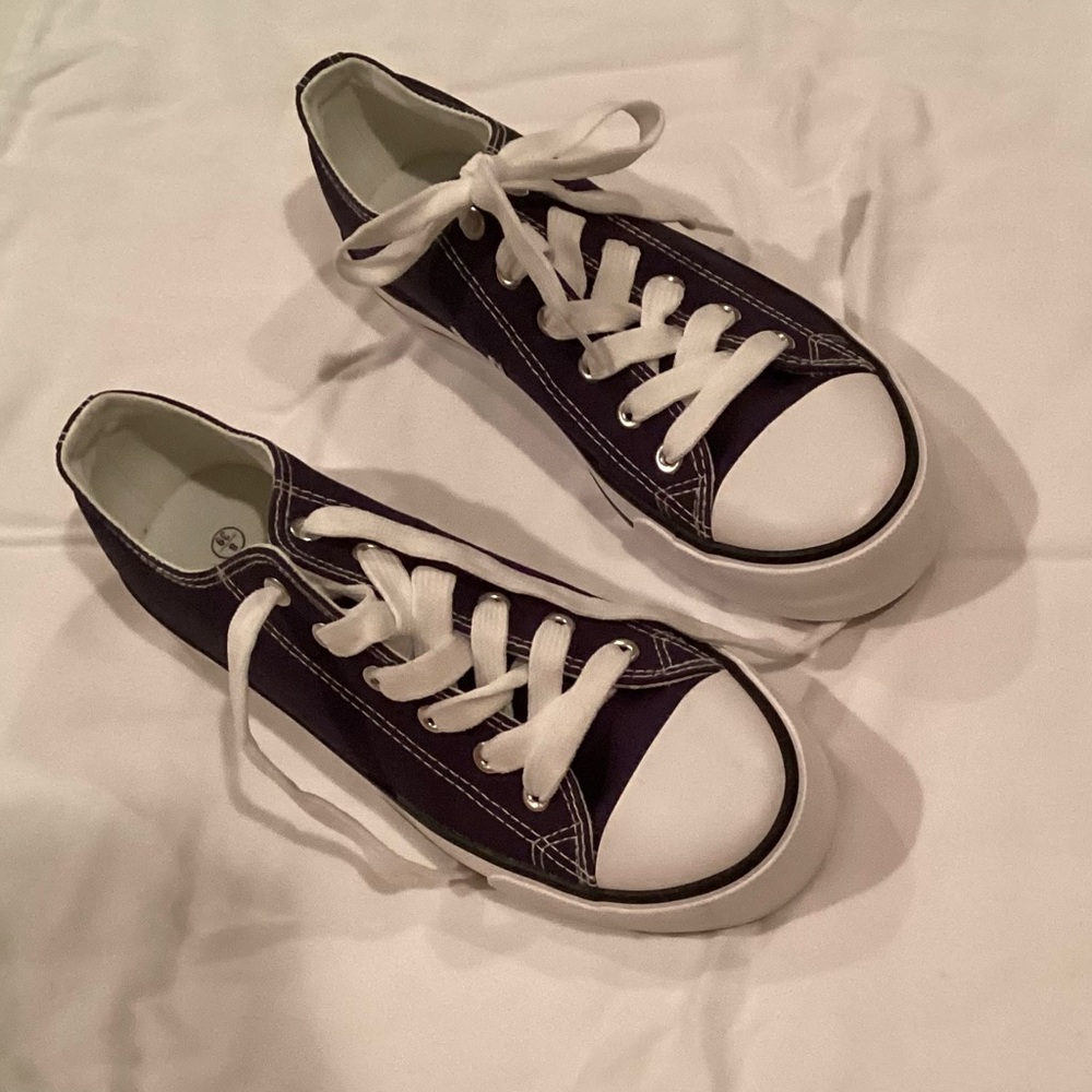 Canvas Low Top Sneaker Lace-up Classic Casual Shoes in Black and White